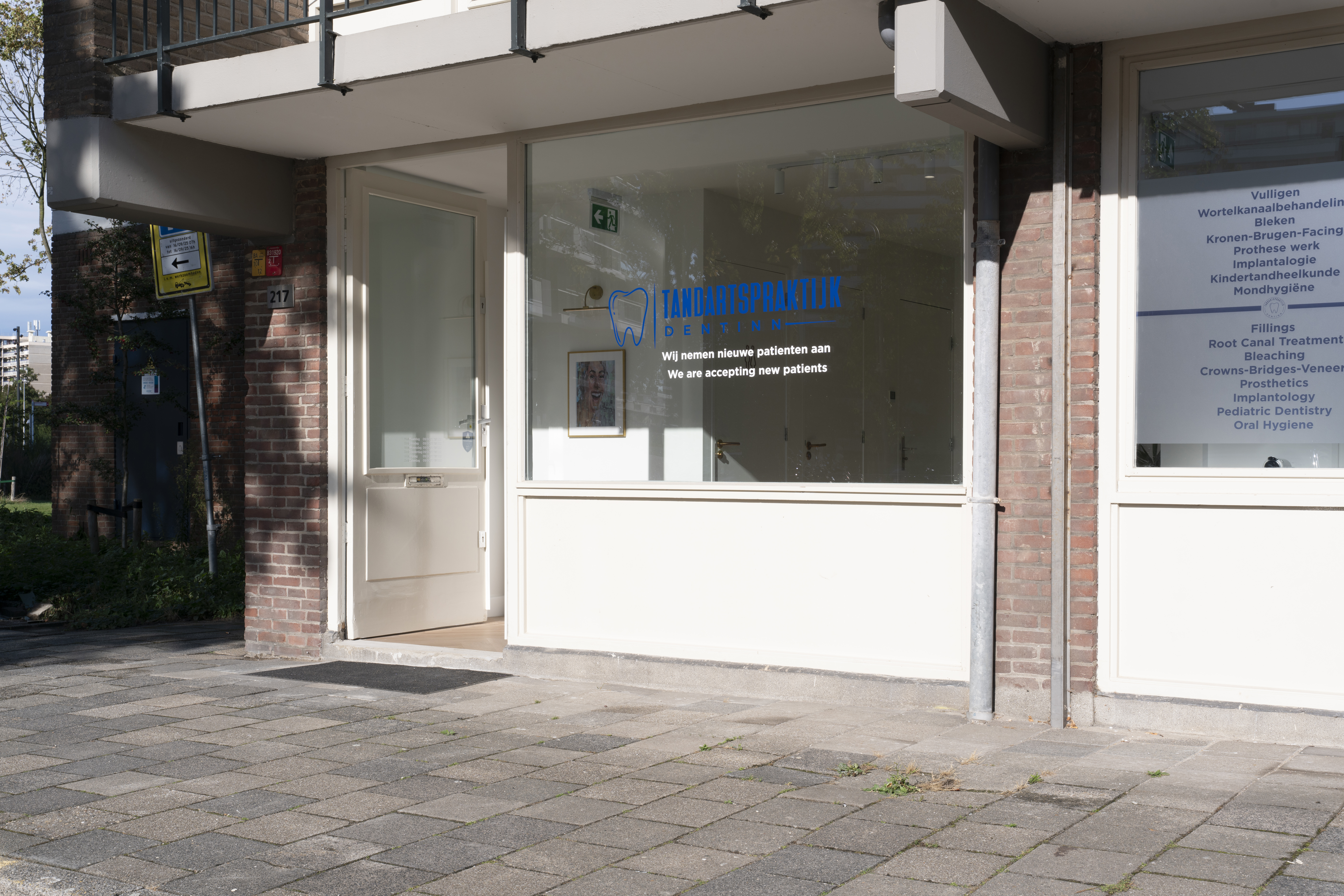 Amstelveen'deki Tandartspraktijk Dentinn klinik girişi modern diş tesisi görünümü