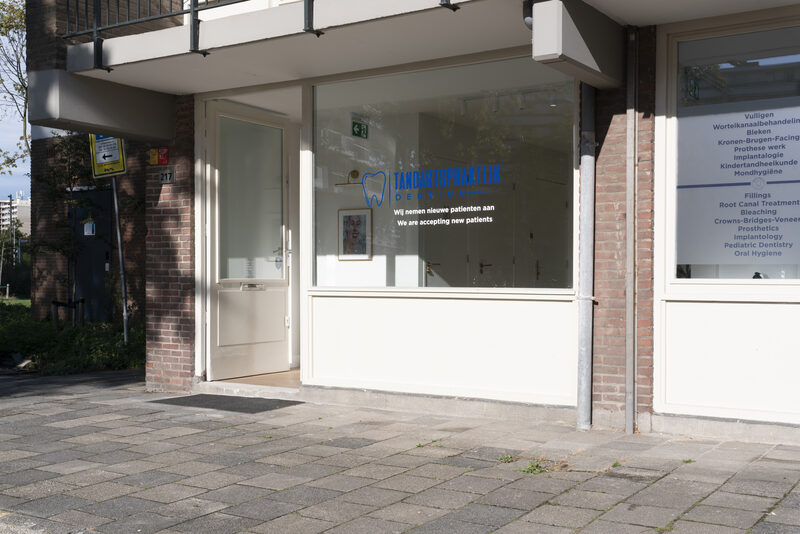 Tandartspraktijk Dentinn kliniek ingang in Amstelveen met moderne tandheelkundige faciliteit